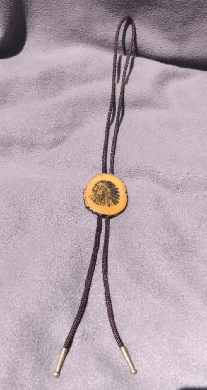 Vintage 1970s Bolo Tie Chief Engraved Wood Disc Brown Cord Brass Tips Western - Picture 4 of 4